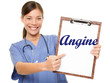 image avec une infirmière souriante et portant une pancarte où c'est marqué angine en bleu