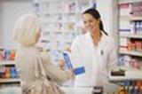 image decrivant une patiente et une pharmacienne qui fournit les médicaments et lassurance mutuelle santé