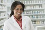 photo d'une pharmacienne precisant les dangers du cancer du poumon et conseillant un devis mutuelle santé por assurance