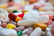 image de plusieurs médicaments et gélules de différentes tailles et couleurs