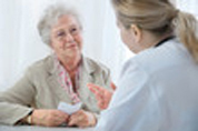 photo d'une patiente écoutant les conseils de son médecin qui se trouve en face d'elle