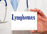 image avec un medecin tenant une pancarte de lymphome