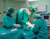 image où un groupe de chirurgien opèrent une patiente ayant une mutuelle assurance santé