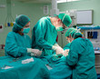 image d'un groupe de trois médecins chirurgiens opérant un patient