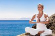 image présentant une patiente effectuant du yoga au bord d'une mer