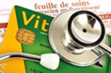 image où il y a une carte vitale et une feuille de soin d'assurance mutuelle santé