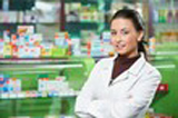photo d'une pharmacienne devant le comptoir de médicaments