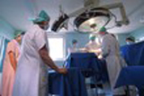 image présentant des medecins dans une salle de chirurgie d'urgence prise en charge