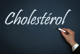 image où une personne écrit cholestérol sur un tabeau