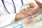 image avec la main d'une pharmacienne fournissant des médicaments à son patient