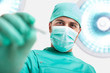 photo d'un médecin chirurgien portant des gants et un coton tige