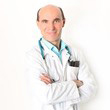 photo d'un médecin croisant les bras et souriant