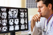 photo d'un médecin examinant les résultats de la radiologie de son patient
