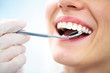 image d'une jeune patiente soigant ses dents
