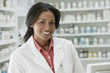 photo d'une pharmacienne souriante 